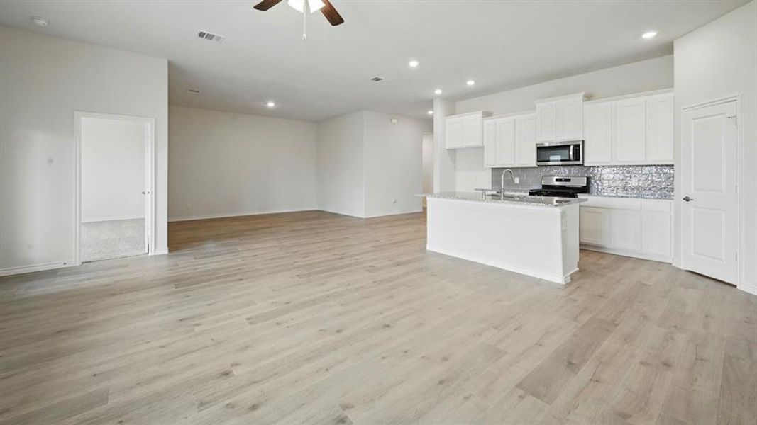Spacious, unfurnished interior of a new home in Silverado, Aubrey (Image 32).