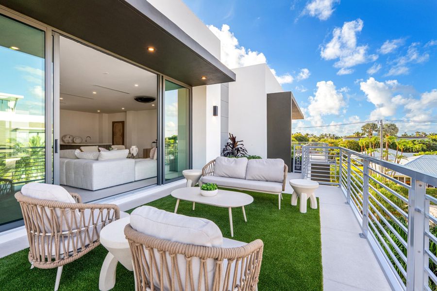 mls_CLUBROOM_BALCONY_DT