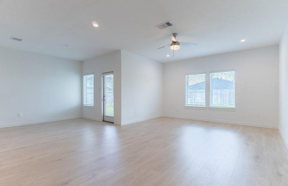 Spacious, unfurnished interior of a new home in Tamarron, Katy (Image 17).