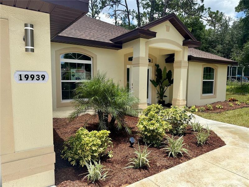 Exterior details and patio area of a home in , Dunnellon (Image 3).