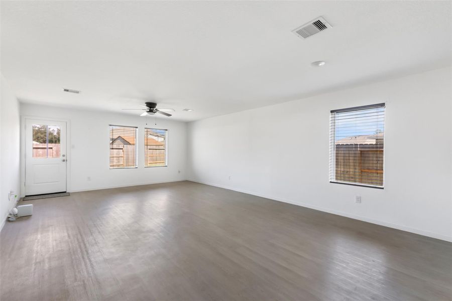 Spacious, unfurnished interior of a new home in Tavola, New Caney (Image 22).