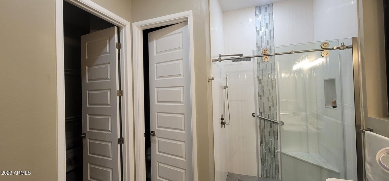2906 Acacia bathroom doors