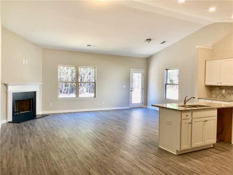 Spacious, unfurnished interior of a new home in , Villa Rica (Image 6).