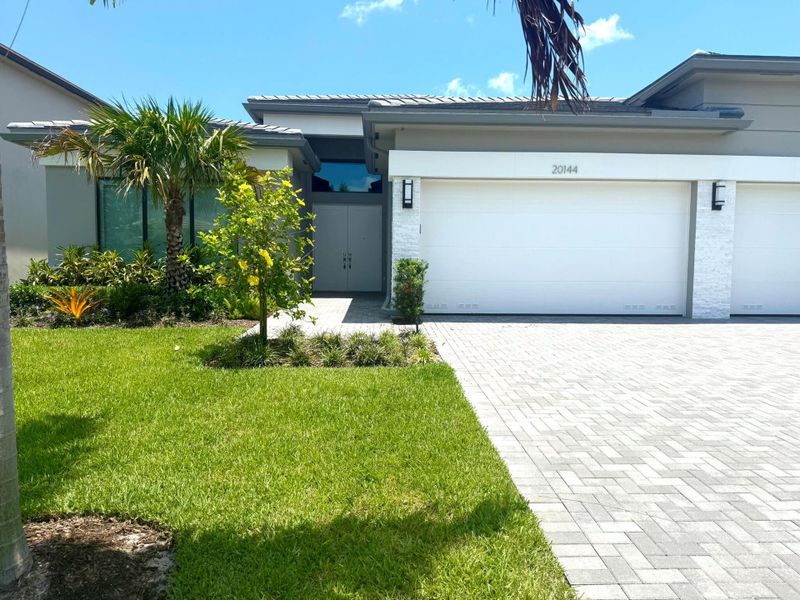 Exterior details and patio area of a home in , Boca Raton (Image 1).