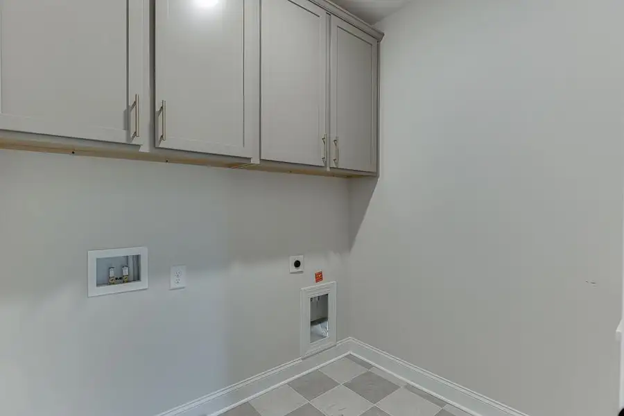 Spacious, unfurnished interior of a new home in , Buford (Image 7).