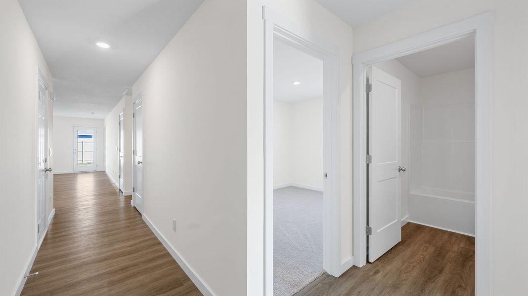 Spacious, unfurnished interior of a new home in Crescent Ridge, Niota (Image 8).