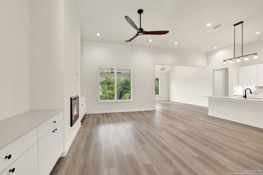 Spacious, unfurnished interior of a new home in , Canyon Lake (Image 33).