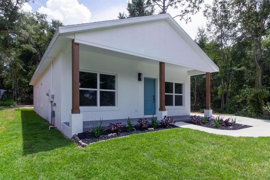 Exterior details and patio area of a home in , Mount Plymouth (Image 3).