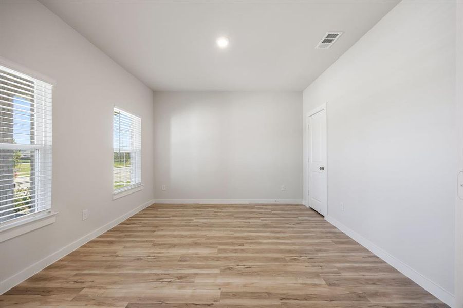 Spacious, unfurnished interior of a new home in The Estates Collection at Overland Grove, Forney (Image 12).