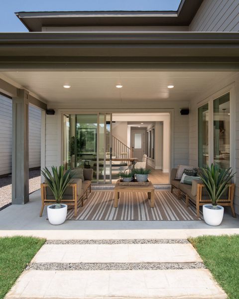 Representative exterior details of a home built from the Laurel by Tri Pointe Homes in The Retreat at Harvest, Argyle (Image 4).