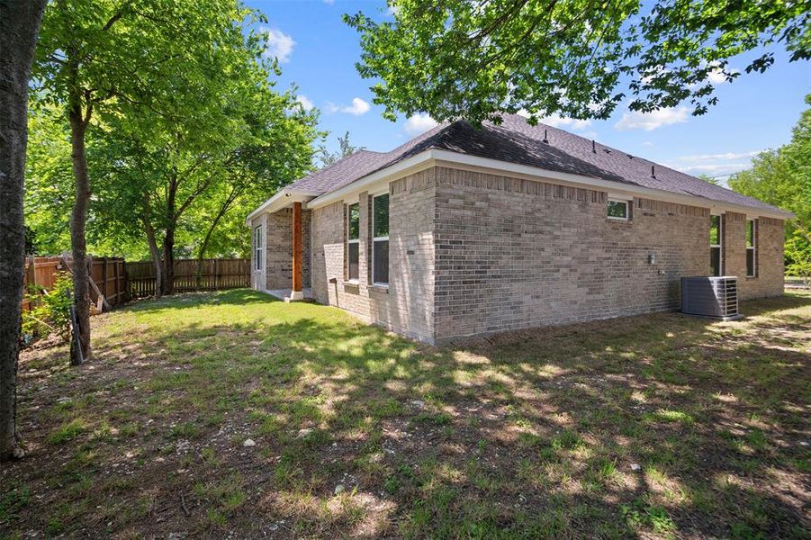 Exterior details and patio area of a home in , Waxahachie (Image 3).