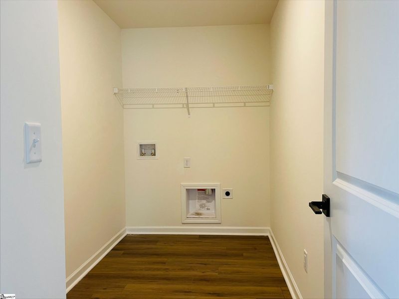 Spacious, unfurnished interior of a new home in Lynbrook, Boiling Springs (Image 7).