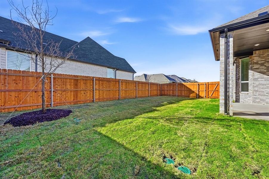 Exterior details and patio area of a home in Dove Hollow, Waxahachie (Image 3).