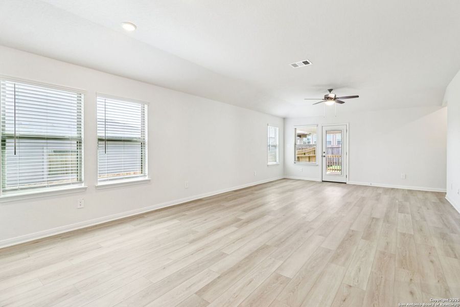 Spacious, unfurnished interior of a new home in Lark Canyon, New Braunfels (Image 37).