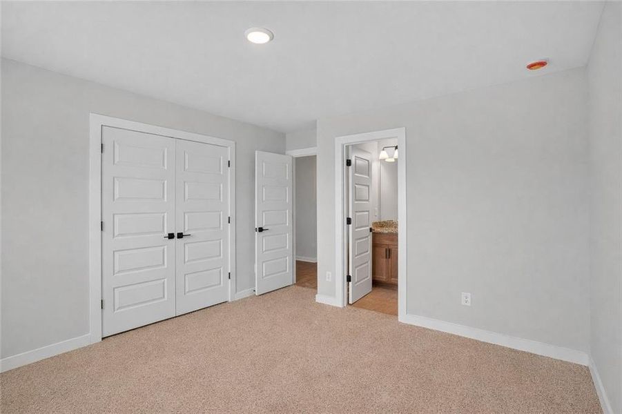 Spacious, unfurnished interior of a new home in The Fairways at Mirror Lake, Villa Rica (Image 30).