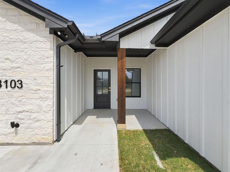 Exterior details and patio area of a home in , Granbury (Image 4).