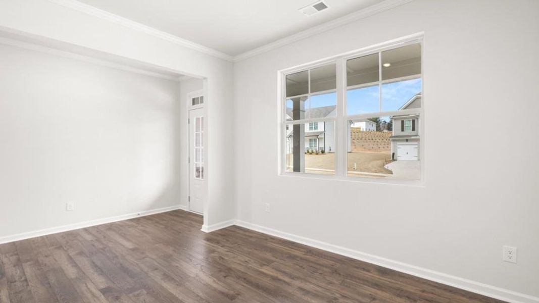 Spacious, unfurnished interior of a new home in Thompson Ridge, Dallas (Image 8).