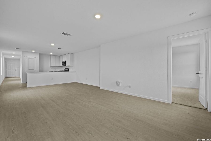 Spacious, unfurnished interior of a new home in Spring Grove, St. Hedwig (Image 20).