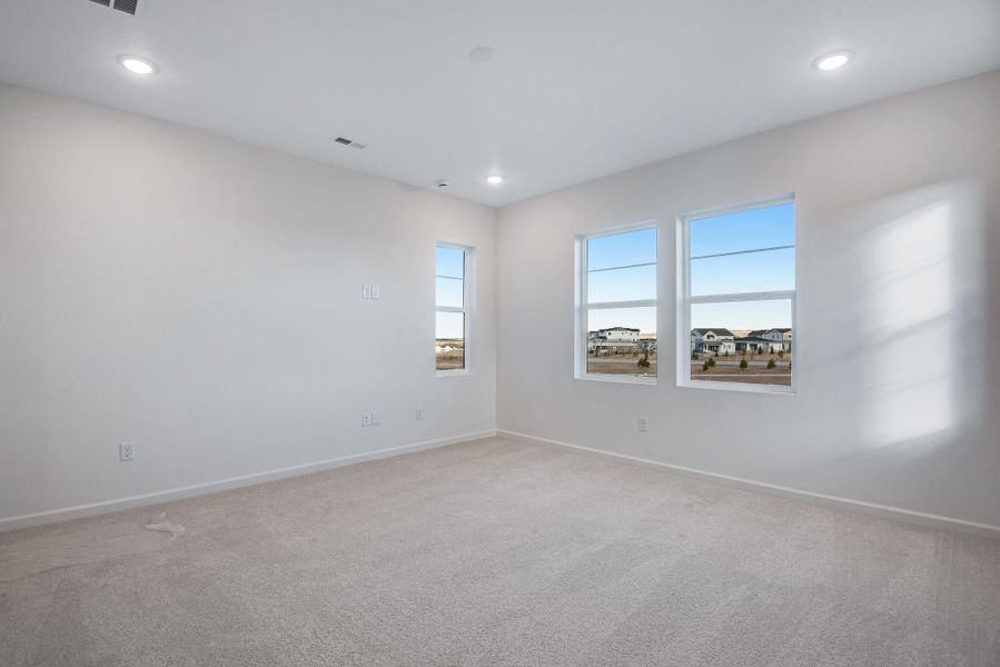 Spacious, unfurnished interior of a new home in Sterling Ranch, Littleton (Image 32).