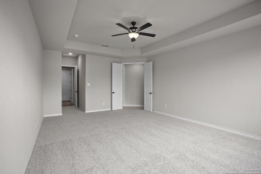 Spacious, unfurnished interior of a new home in Potranco Oaks, Castroville (Image 27).