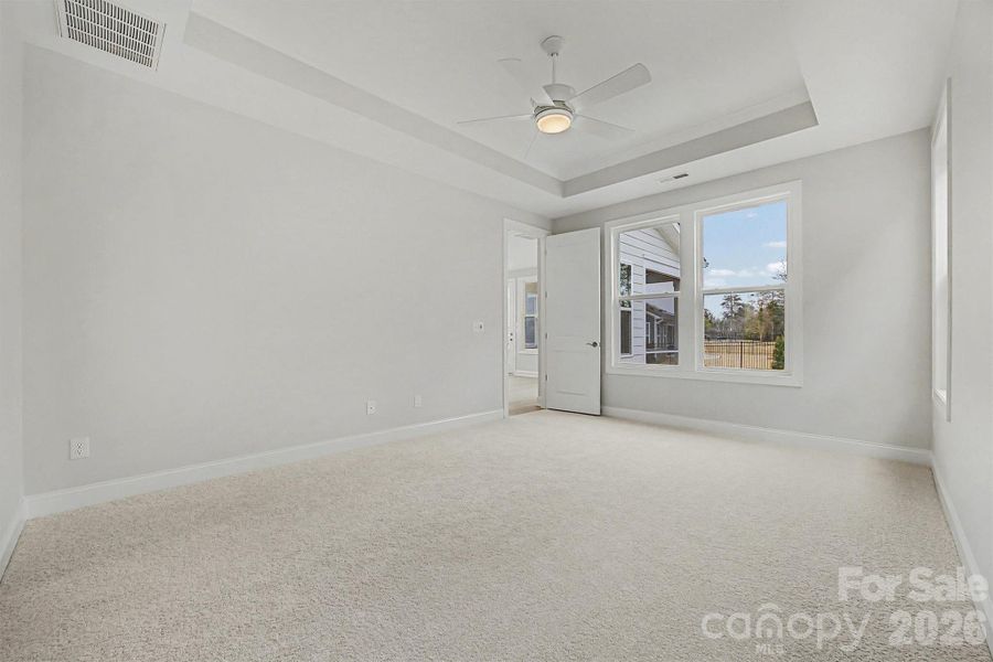 Spacious, unfurnished interior of a new home in Handsmill on Lake Wylie, York (Image 21).