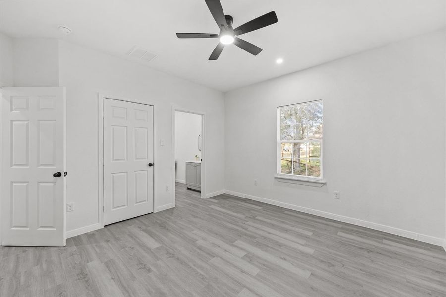 Spacious, unfurnished interior of a new home in , Texas City (Image 20). Spacious, unfurnished interior of a new home in , Texas City (Image 20).