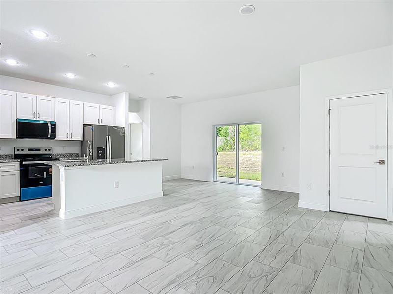 Spacious, unfurnished interior of a new home in , Citrus Springs (Image 33).
