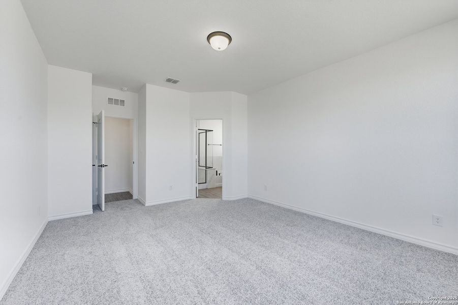 Spacious, unfurnished interior of a new home in Bison Ridge, San Antonio (Image 15).