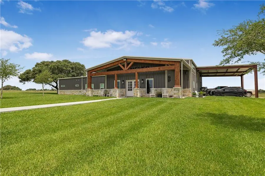 Community amenities in , Yoakum (Image 36).
