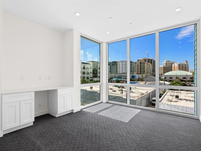 Spacious, unfurnished interior of a new home in , Sarasota (Image 22).