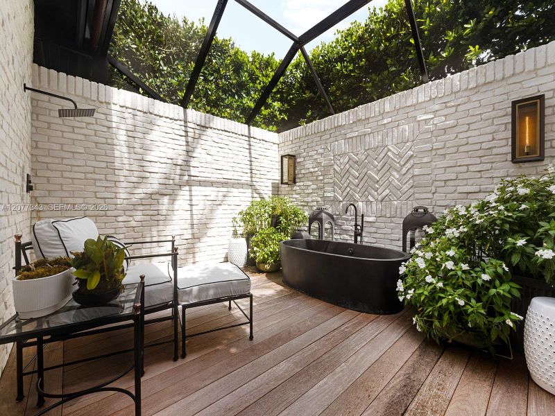 Outdoor primary tub Outdoor primary tub