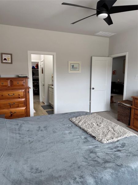 Spacious, unfurnished interior of a new home in Sherwood Glen, Conroe (Image 9).