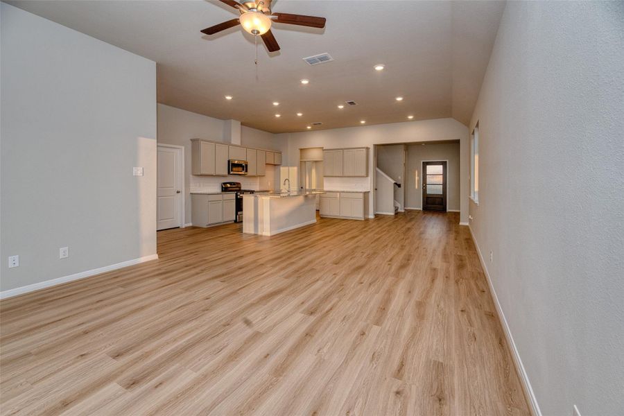Spacious, unfurnished interior of a new home in Aldeana - Paintbrush Collection, Bonney (Image 18).