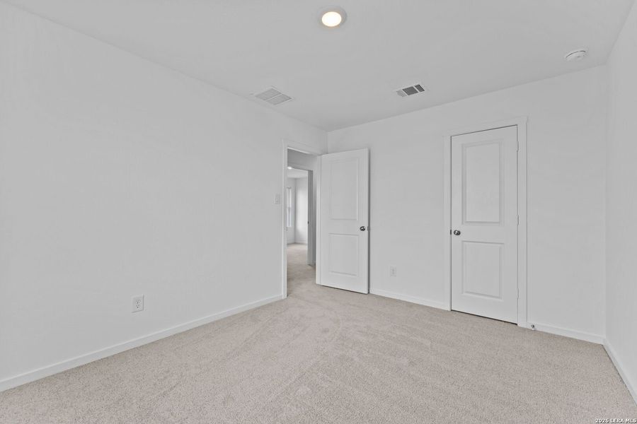 Spacious, unfurnished interior of a new home in Spring Grove, St. Hedwig (Image 14).