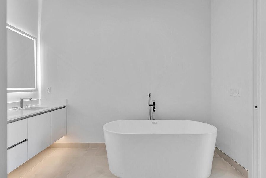 Nautilus 2411 Master Bath 2