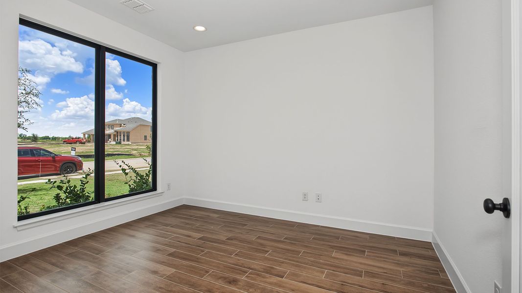 Spacious, unfurnished interior of a new home in Lakes of Cane Island, Katy (Image 12).