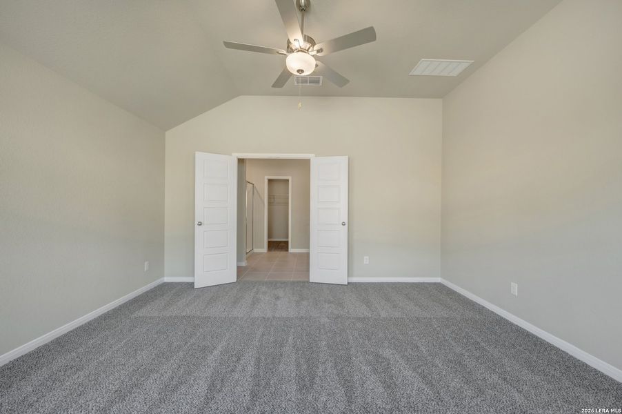 Spacious, unfurnished interior of a new home in Hunters Ranch, San Antonio (Image 30).
