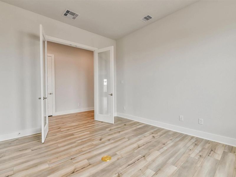 Spacious, unfurnished interior of a new home in Lago Mar, Texas City (Image 30).