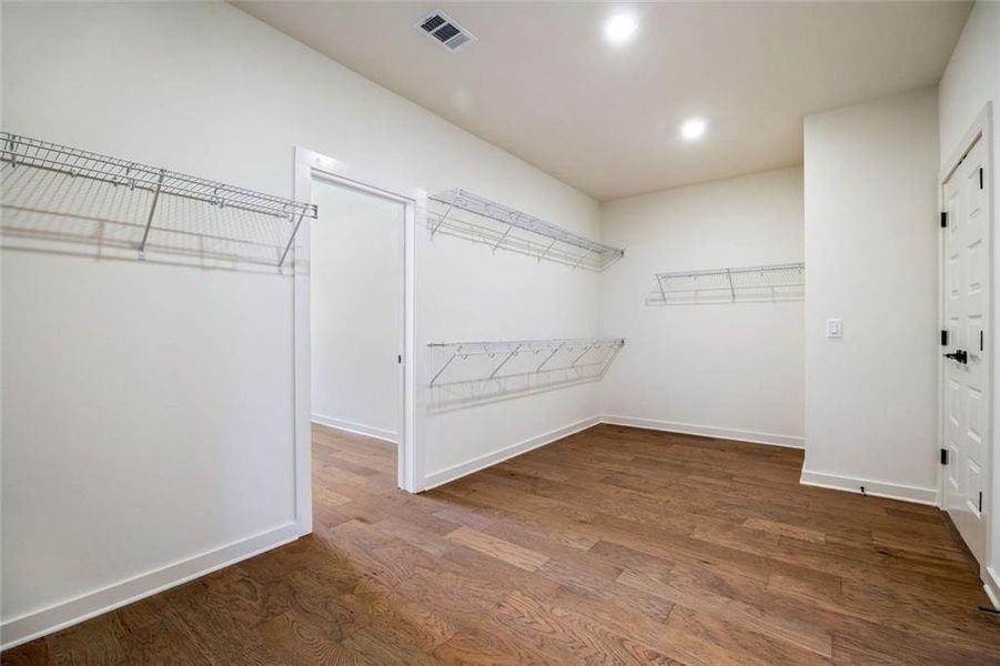 Spacious, unfurnished interior of a new home in Long Hollow Landing, Gainesville (Image 32).