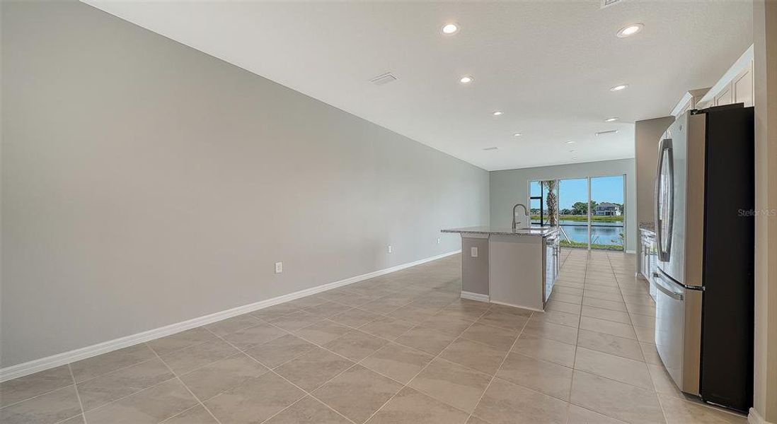 Spacious, unfurnished interior of a new home in , Sarasota (Image 17).