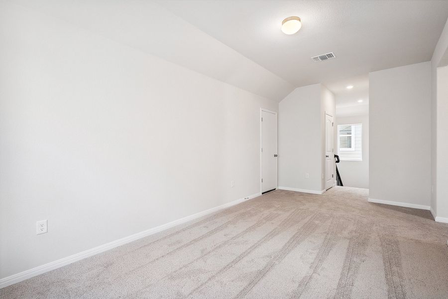 Representative unfurnished interior of a home built from the Blake by Ashton Woods in Rolling Glen, Hutto (Image 47).