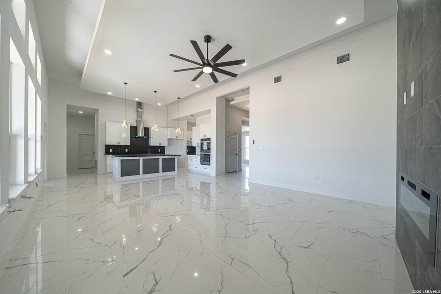 Spacious, unfurnished interior of a new home in , La Vernia (Image 30).