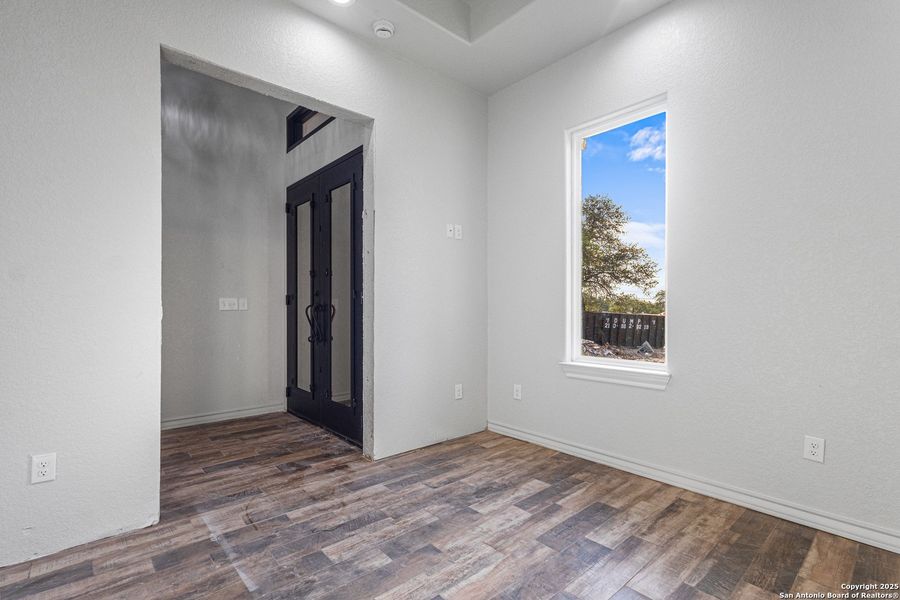 Spacious, unfurnished interior of a new home in , Natalia (Image 20).