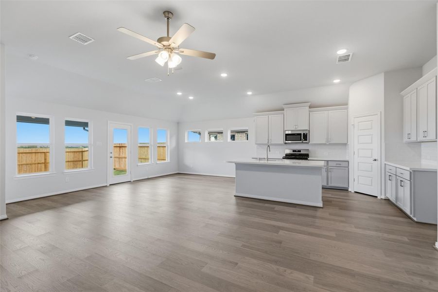 Spacious, unfurnished interior of a new home in Westland Ranch, League City (Image 19). Spacious, unfurnished interior of a new home in Westland Ranch, League City (Image 19).