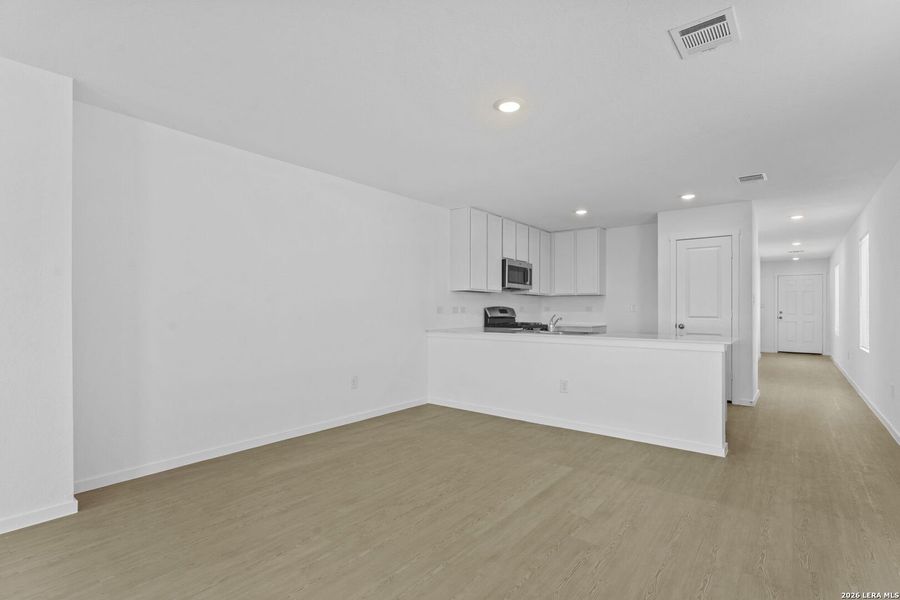 Spacious, unfurnished interior of a new home in Spring Grove, St. Hedwig (Image 30).