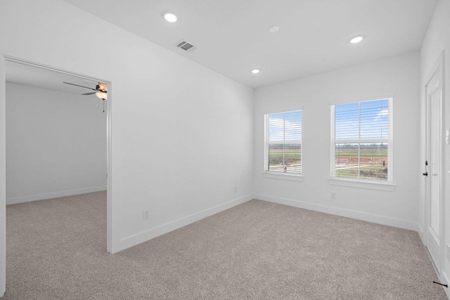 Spacious, unfurnished interior of a new home in Sienna, Missouri City (Image 14).
