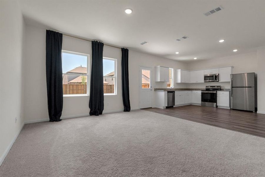 Spacious, unfurnished interior of a new home in Creekview Fossil Ridge, Pilot Point (Image 14).