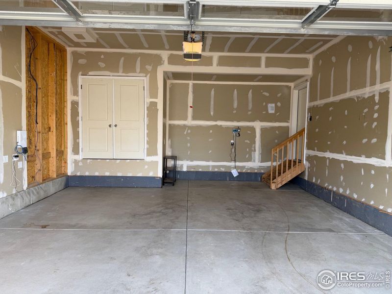 2-car garage 2-car garage