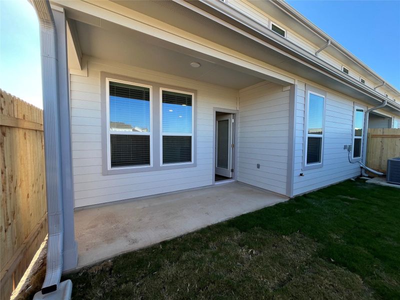 Large covered back patio with fenced in back yard.