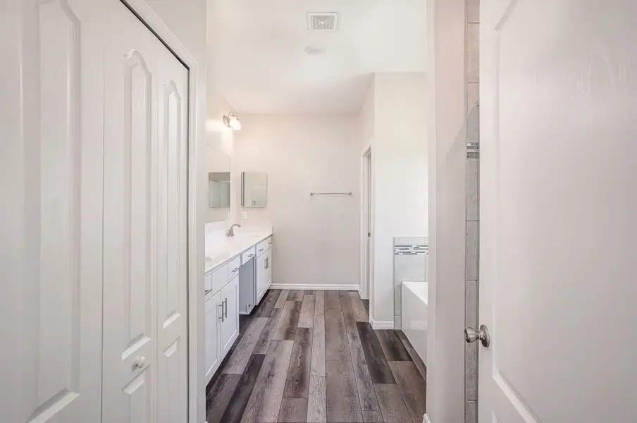 Furnished interior view inside a new home in Oakstone Farms, Leesburg (Image 4).